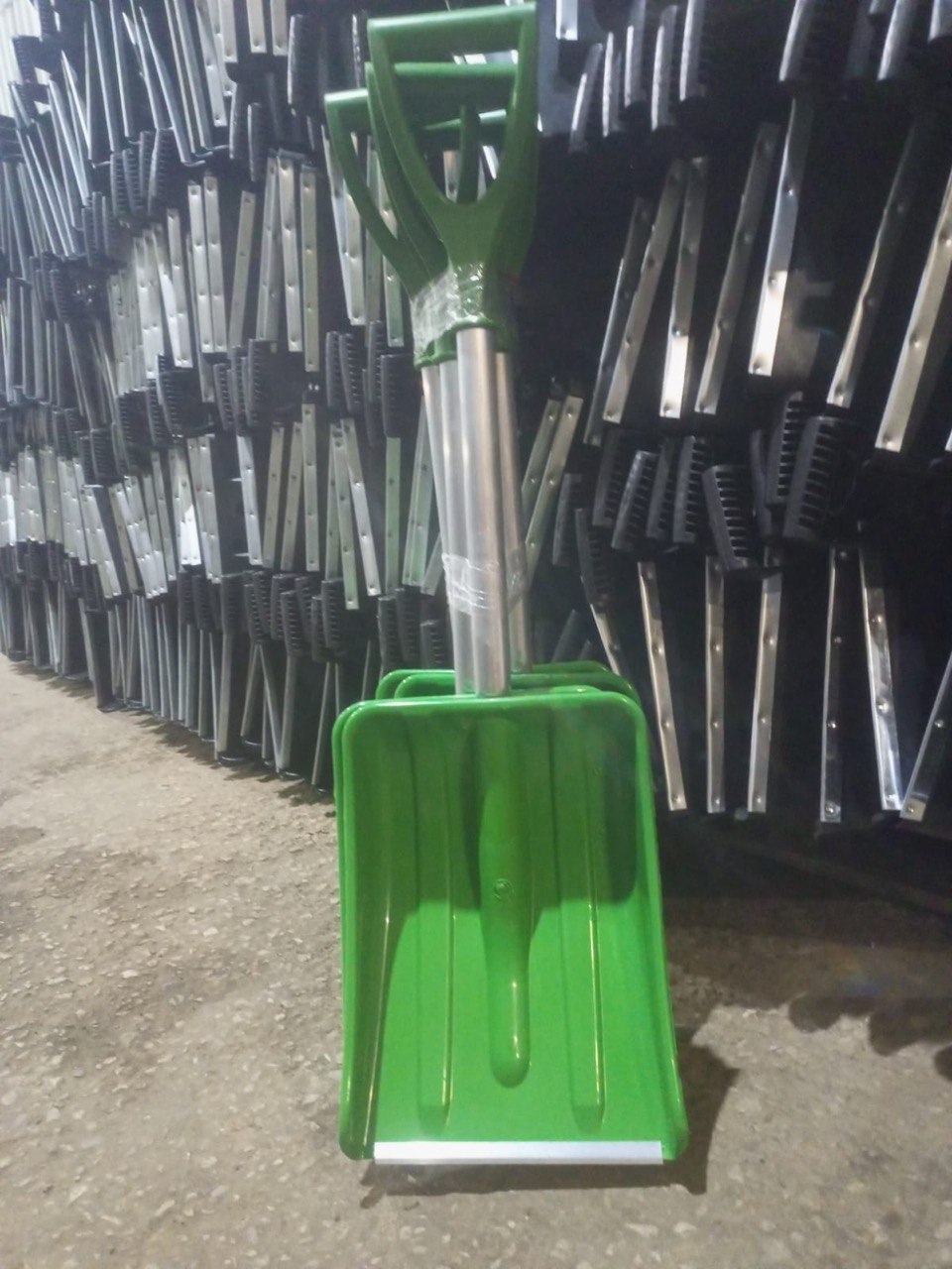 Лопата для снега авт.(345х260х65)с након.с зельеный.60см.