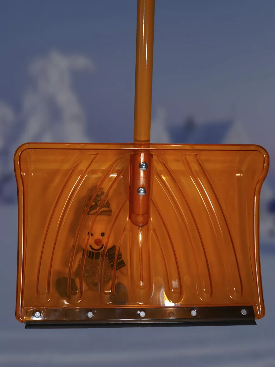 Лопата снеговая ПОЛИКАРБОНАТНАЯ 46,5х34 см. с металлической накладкой, оранжевая, зимняя с черенком.