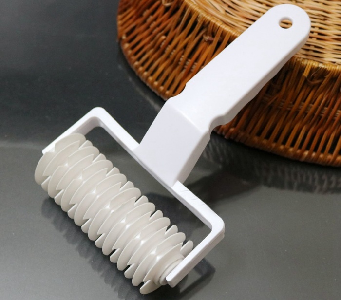 Ролик для нарезки сетки из теста на блистере.(мал)